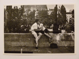 COUPLE S'EMBRASSANT - Ile St Louis, Paris - Carte Postale Moderne Issue D'une Photo De Edouard BOUBAT - Parejas