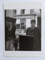 TABLEAU Femme De Dos, Nue -  Vitrine Boutique -  Policier En Uniforme Devant - CP Moderne Issue D'une Photo De Doisneau - Peintures & Tableaux