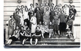 Carte Photo D'une Classe De Jeune Fille élégante Avec Leurs Maitresse Posant Sur Les Marche De Leurs école Vers 1930 - Personnes Anonymes