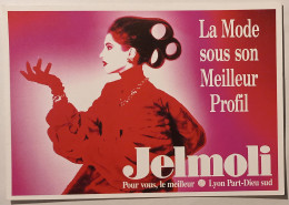MODE - Profil De Femme Avec Robe Rouge / Gants - Coiffure Cheveux En Cercles - Carte Publicitaire JELMOLI Lyon Part Dieu - Moda