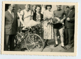 Snapshot Superbe Coureur Cycliste Cyclisme Course G MARTIN Fleur Arrivée Homme Femme 40s - Anonymous Persons