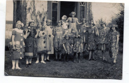 Carte Photo De Femmes Avec Des Jeune Fille élégante Déguisé Devant Leurs Maison Vers 1920 - Personnes Anonymes
