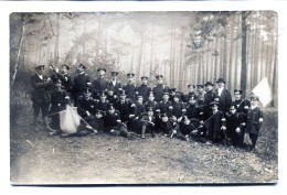 Carte Photo D'une Classe De Jeune Garcon D'une école Militaire Avec Leurs Maitre Dans Un Bois En 1915 - Personnes Anonymes