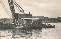 CATASTROPHE DU CUIRASSE LIBERTE - LES SCAPHANDIERS PROCEDENTS A LA RECHARCHE DES VICTIMES - Guerre