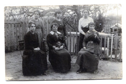 Carte Photo De Six Femmes élégante Posant Dans La Cour De Leurs Maison Vers 1920 - Personnes Anonymes