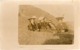 Carte Photo D'une Femme élégante Avec Ces Trois Jeune Fille Et Un Jeune Garcon A La Campagne En 1906 - Anonymous Persons