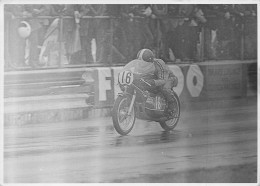 PILOTE  MOTO TONY RUTER  COURSE ANNEE 1974 YAMAHA   RACE OF THE YEAR PHOTO DE PRESSE ORIGINALE 18X13CM - Deportes