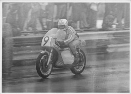 PILOTE MOTO MICK GRANT  ANNEE 1974 KAWASAKI 750CC   RACE OF THE YEAR PHOTO DE PRESSE ORIGINALE 18X13CM - Sports