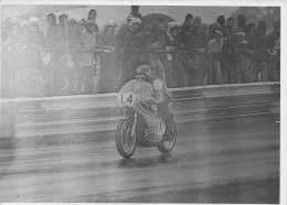 PILOTE MOTO PAT MAHONEY COURSE DE L'ANNEE 1974  RACE OF THE YEAR PHOTO DE PRESSE ORIGINALE 18X13CM - Deportes