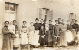 Carte Photo De Femmes Et D'homme Avec Des Enfant Posant Devant Leurs Maison Vers 1915 - Anonyme Personen