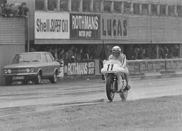PILOTE MOTO DAVE CROXFORD NORTON JOHN PLAYER COURSE DE L'ANNEE 1974  RACE OF THE YEAR PHOTO DE PRESSE  18X13CM - Sport