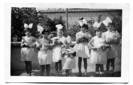 Carte Photo De Petite Fille élégante Avec Leurs Poupée Posant Dans Leurs Jardin - Personas Anónimos