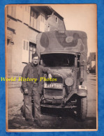 Photo Ancienne - Beau Portrait D'un Soldat Français Devant Son Camion Militaire - 1939 / 1940 - Camouflage Insigne Guerr - War, Military