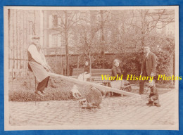 Photo Ancienne Début XXe - Surréalisme - Enfant Plus Lourd Que Son Père - Balance Balançoire - Beau Jouet Cheval De Bois - Ancianas (antes De 1900)