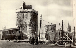 17, Cpsm  LA ROCHELLE , 81 , L'Entrée Du Port Et La Tour De La Lanterne (14628.V24) - La Rochelle