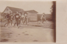 AK Foto Deutsche Soldaten Mit Startnummern - Armeegepäckmarsch 1916 (69060) - Guerre 1914-18