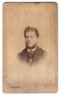 Fotografie A. Siegmund, Hamburg, Bazar 16, Portrait Junger Mann Im Anzug Mit Backenbart  - Anonymous Persons