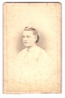 Fotografie Herm. Scharff, Hamburg-Altona, Portrait Junge Blonde Frau Im Weissen Kleid  - Anonymous Persons