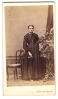 Fotografie Gebr. Bopp, Innsbruck, Portrait Dame Im Dunklen Biedermeierkleid Stehend Neben Pflanzengestell  - Anonymous Persons