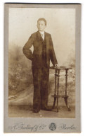 Fotografie A. Jandorf & Co., Berlin-SW, Belle-Alliance-Str. 1-2, Junger Mann Im Anzug Mit Krawatte  - Anonymous Persons