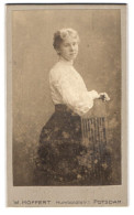 Fotografie W. Höffert, Potsdam, Humboldtstr. 1, Junge Dame In Weisser Bluse Und Rock  - Persone Anonimi