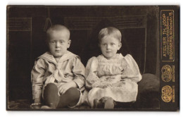 Fotografie Th. Joop, Bromberg, Wilhelmstr. 15, Portrait Süsses Kinderpaar In Hübscher Kleidung  - Anonyme Personen