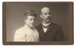 Fotografie Fritz Heuschkel, Schwerin I. M., Wismarsche Str. 34, Portrait Eines Elegant Gekleideten Paares  - Personnes Anonymes