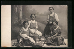 Foto-AK Vier Junge Damen Mit Töpfen In Einer Studiokulisse  - Photographs