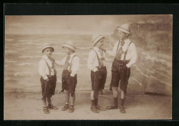 Foto-AK Vier Jungen In Trachtenhosen In Einer Studiokulisse  - Fotografía