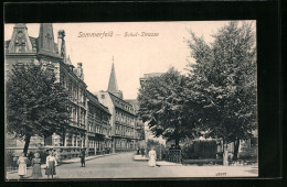 AK Sommerfeld, Partie In Der Schul-Strasse Mit Passanten Und Blick Zur Kirche  - Andere & Zonder Classificatie