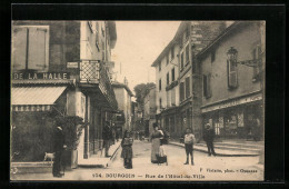 CPA Bourgoin, Rue De L`Hotel-de-Ville  - Bourgoin