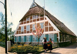 73655830 Kirchwerder Haus Reimers Mit Vierlaenderinnen In Trachten Kirchwerder - Altri & Non Classificati