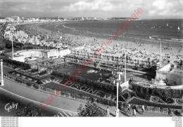 85.  LES SABLES D'OLONNE .  La Piscine Et La Plage . - Sables D'Olonne