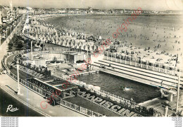 85.  LES SABLES D'OLONNE . La Piscine Et La Plage . - Sables D'Olonne