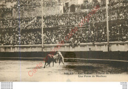 13.  ARLES .  Les Arèbnes . Course De Taureaux . Une Passe De Manteau . - Arles