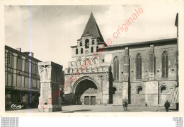 82.  MOISSAC . Abbatiale . Le Portail Et Le Clocher Fortifié . Monument Aux Morts . - Moissac