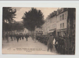 23 - GUERET - Guerre 14 - 15 Soldats Territoriaux Attendant L'ordre De Départ Animé  Plis  Sinon Bon Voir Scan - Guéret