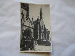 RARE - CARTE PHOTO 29 FINISTERE - LOCRONAN : Scène Animée (automobiles) - Eglise - Locronan