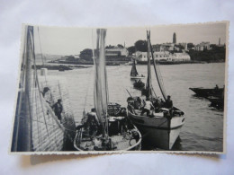 CARTE PHOTO 29 FINISTERE - DOUARNENEZ : Scène Animée (pêcheurs - Bateaux) - Douarnenez