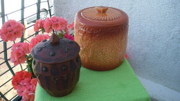 2 POTS A TABAC DIFFERENTS Un En Bois Et L'autre En Grés Et Leurs Couvercles - Empty Tobacco Boxes