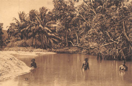 24-5613 : GUYANE. BAIGNADE DANS UNE CRIQUE - Andere & Zonder Classificatie