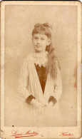 Photo CDV D'une Jeune Fille élégante Posant Dans Un Studio Photo A Nantes - Antiche (ante 1900)