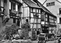 68  RIQUEWIHR  Vieille Maison Et Charettes Dans La Cour  N° 70 \MK3000 - Riquewihr