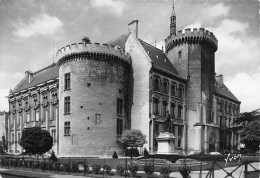 16  ANGOULEME L'hotel De Ville Tour Valois Et Tour Polygone Ou De Lusignan    N° 48 \MK3003 - Angouleme