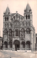 16  ANGOULEME   La Cathédrale De Style Poitevin La Façade  édition GILBERT  N° 61 \MK3003 - Angouleme