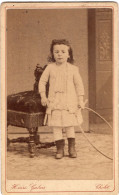 Photo CDV D'une Jeune Fille élégante Avec Sont Cerceau Posant Dans Un Studio Photo A Cholet Avant 1900 - Antiche (ante 1900)