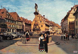 67  OBERNAI  Couple Devant La Fontaine Place Du Marché   N° 82 \MK3022 - Obernai