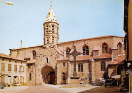 43  SAUGUES  L'église Romane Et La Croix De La Mission  N° 57 \MK3025 - Saugues