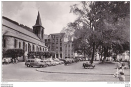 Le Mont Dore, Place De L'Eglise; Voitures Peugeot 203, Citroen, Renault - Le Mont Dore