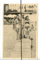 PHOTOGRAPHIE  . Men. Boy . Homme Et 2 Femmes . Torse Nu En Slip De Bain Short . - Anonyme Personen